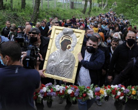 Изнесоха Чудотворната икона в Бачковo! Стартира Литията до Клувията