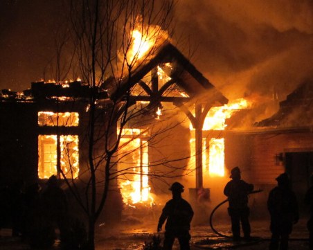 Пожар изпепели три къщи в столичен квартал