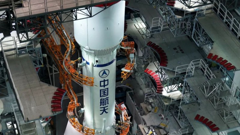 20-тонна част от китайска ракета лети 