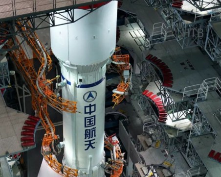 20-тонна част от китайска ракета лети 