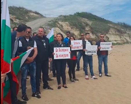 Активът на ГЕРБ на протест пред Алепу, питат Мая Манолова това ли е новият морал