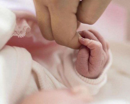 Арестуваха съпрузи от България, въртели търговия с бебета зад граница