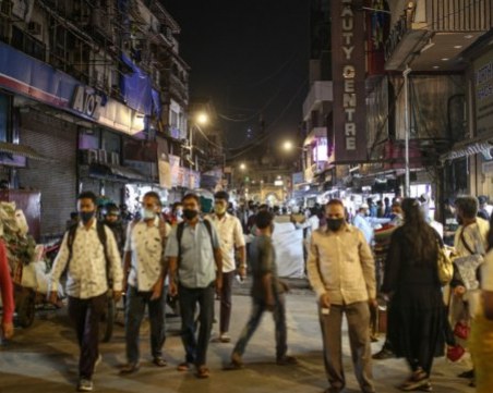 Обмислят пълен локдаун в Индия, новите случаи - над 350 хиляди души