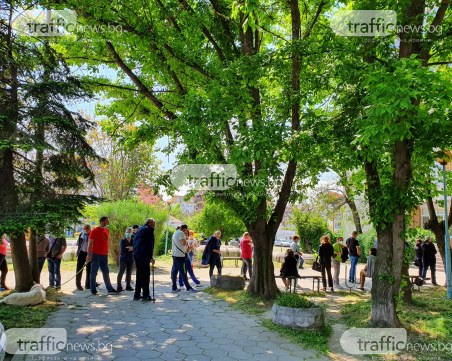 Опашка се изви пред РЗИ, пловдивчани чакат за ваксини