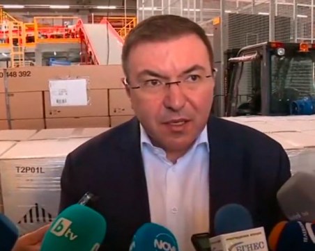 Здравният министър: Зелените коридори за ваксинация остават