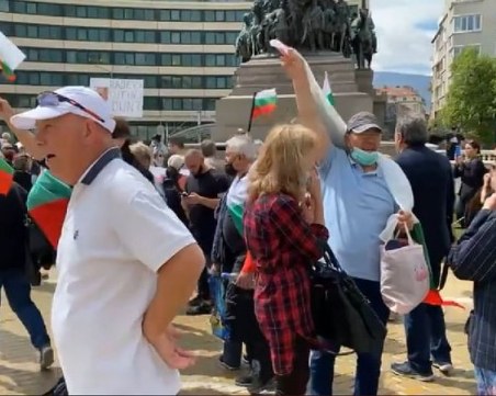 Пак протест пред президентството, демонстранти освиркват президента