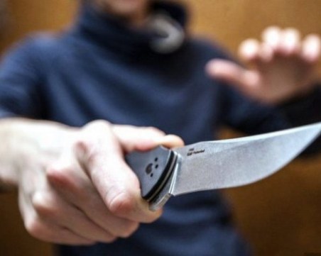 Психичноболен мъж заплаши с нож продавачка в Пазарджик