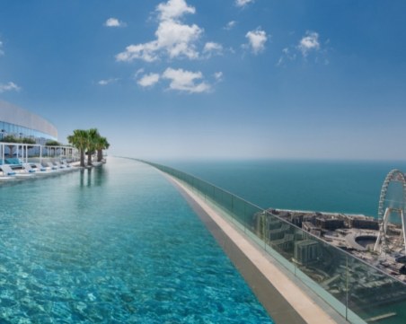 В Дубай откриха най-високия плувен басейн в света