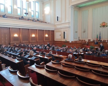 Заплатите на депутатите остават същите, няма да бъдат намалявани