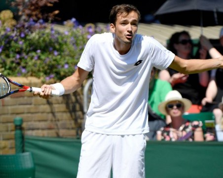 Медведев към зрител: Затвори си устата и продължи да живееш жалкия си живот