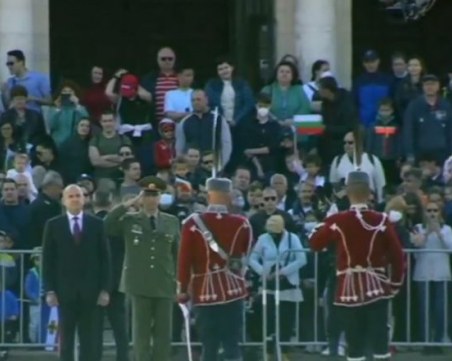 Радев прие почетния строй пред паметника на Незнайния войн