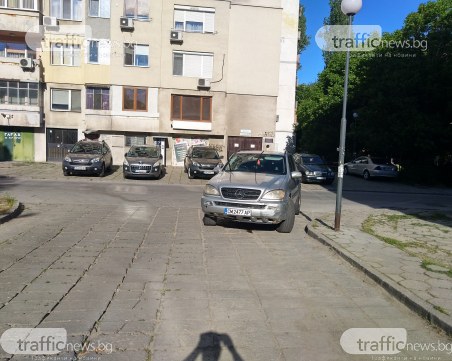 Водач на Мерцедес озадачи цял квартал в Пловдив с паркирането си