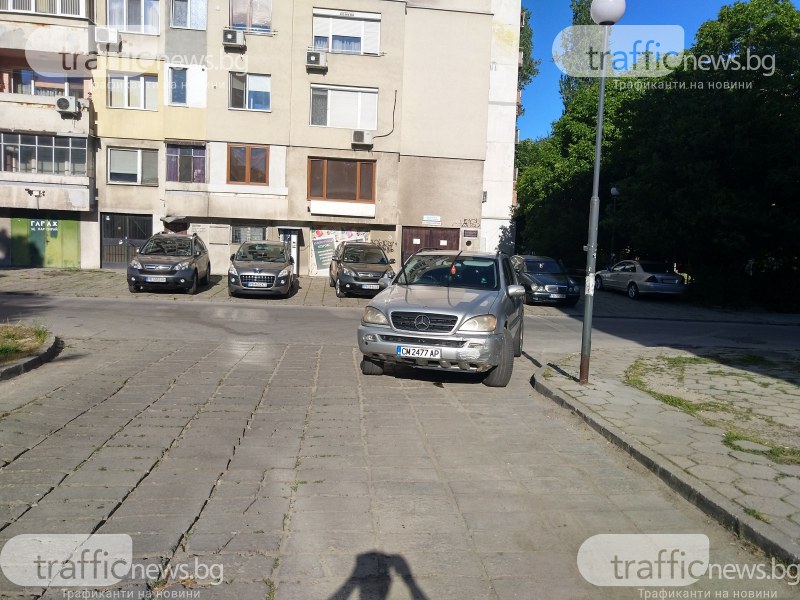 Водач на Мерцедес озадачи цял квартал в Пловдив с паркирането си