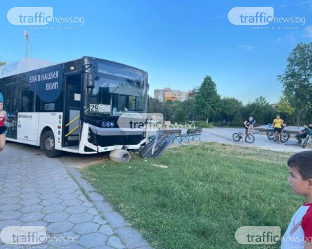 Автобус се качи на тротоар и се заби в пейка в „Тракия” на метри от играещи деца