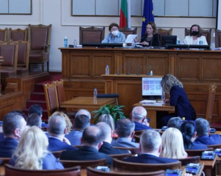 Депутатите задължиха Министерския съвет да се яви в парламента