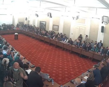 Скандал в Комисията за ревизията: Манолова искат тест за наркотици на бизнесмена Илчовски