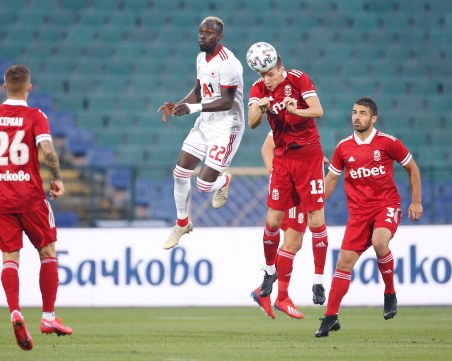 ЦСКА 1948 поиска от РЗИ да пусне играчите с коронавирус да играят