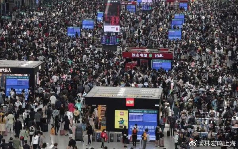 Бум на вътрешен туризъм в Китай! Огромни тълпи на големите забележителности