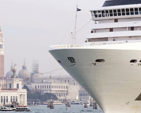 Круизните кораби продължават да акостират на пристанището във Венеция въпреки забраните