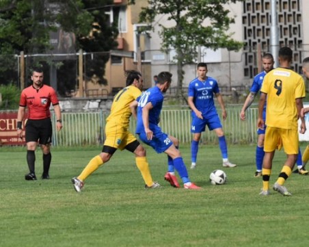 Спартак най-накрая победи, чака грешка от Несебър днес