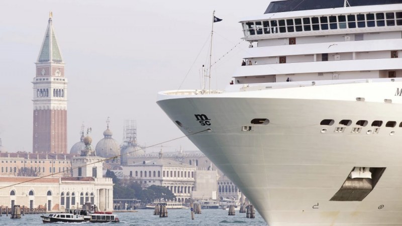 Круизните кораби продължават да акостират на пристанището във Венеция въпреки забраните