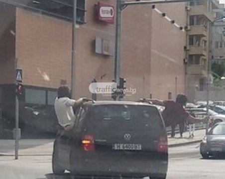 Глоба за шофьора, от чийто автомобил се провесиха неадекватни младежи в Пловдив