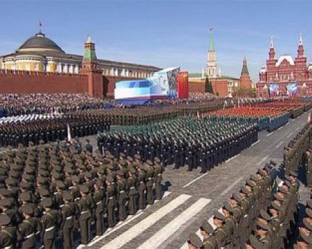 НА ЖИВО: 12 000 военнослужещи, самолети и танкове се събраха на Червения площад