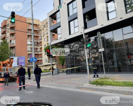 Част от фасада надвисна опасно на бул. 