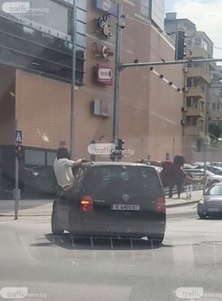 Глоба за шофьора, от чийто автомобил се провесиха неадекватни младежи в Пловдив