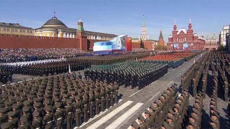 НА ЖИВО: 12 000 военнослужещи, самолети и танкове се събраха на Червения площад