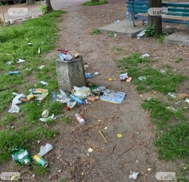 Вандалщина в Смирненски: Пловдивчани упорито превръщат междублоково пространство в сметище