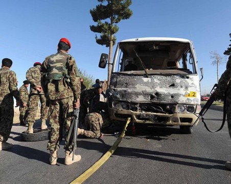 16 души загинаха при експлозия на автобус в Афганистан