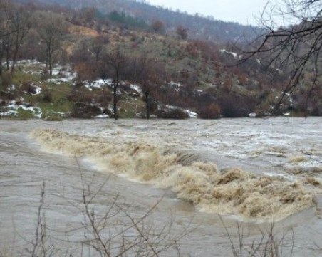 19-годишна шофьорка се приземи в река в Родопите