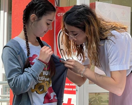 Доброволци на БЧК носят храна и на карантинирани плодивчани