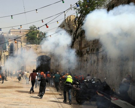 Повече от 350 ранени при сблъсък на израелската полиция с палестинци в Йерусалим