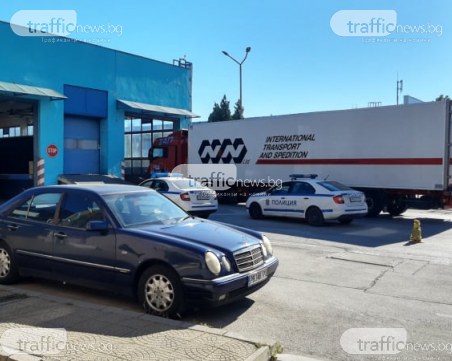 Заловиха камион с бежанци на митницата в Пловдив