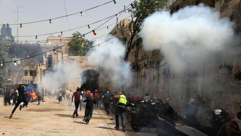 Повече от 350 ранени при сблъсък на израелската полиция с палестинци в Йерусалим