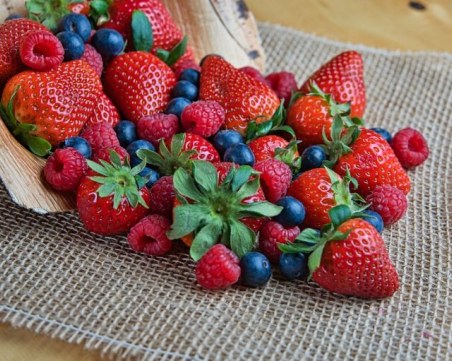 Как да премахнем всички бактерии и пестициди от ягоди, малини и други малки плодове?