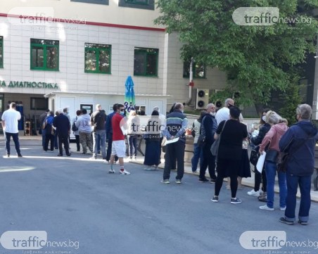 Опашките за ваксини в Пловдив продължават
