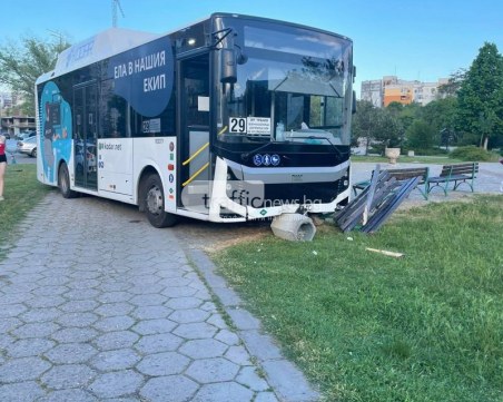 Почина шофьорът на автобуса, забил се в пейка до детски кът в Тракия