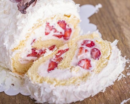 Руло с ягоди и кокос - най-красивият летен десерт, който правим от години