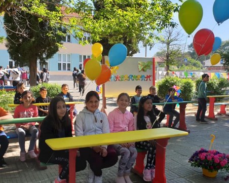 С класна стая на открито посрещна патронния си празник ОУ 