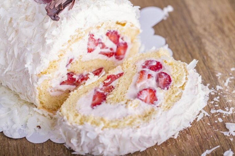 Руло с ягоди и кокос - най-красивият летен десерт, който правим от години