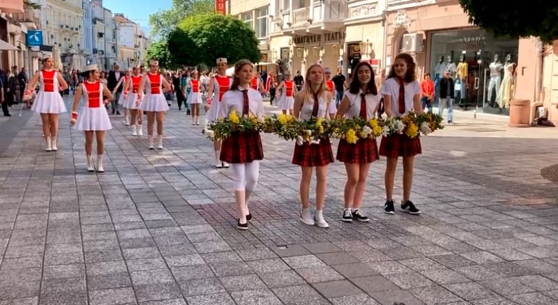 Ученици почетоха патронния си празник с шествие в Пловдив