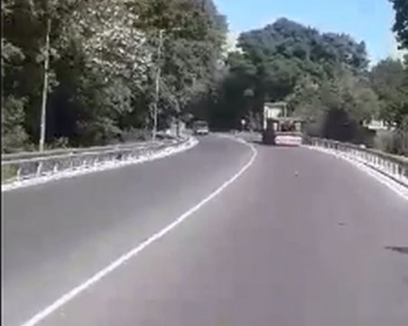 Камион ръси боклуци на Пазарджишко, дървен материал хвърчи към колите