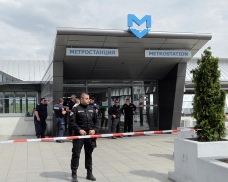 Лекари се борят за живота на простреляната в софийското метро, операцията продължава