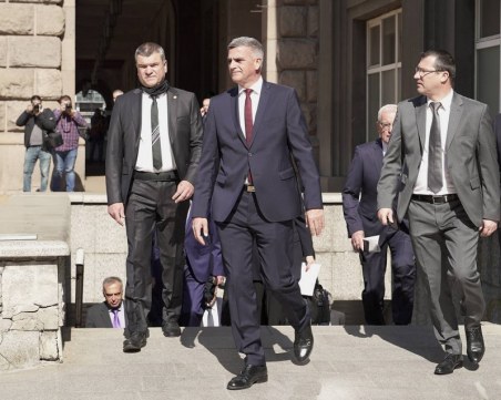 Министрите си предадоха властта, ето какво си казаха