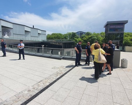 Полиция отцепи района на Базиликата за дипломатически рейд