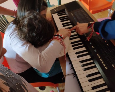 Деца без родителска грижа стават солисти на симфоничен оркестър в Пловдив