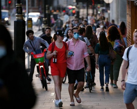 Инфекциите на Covid-19 в Англия са намалели наполовина от март